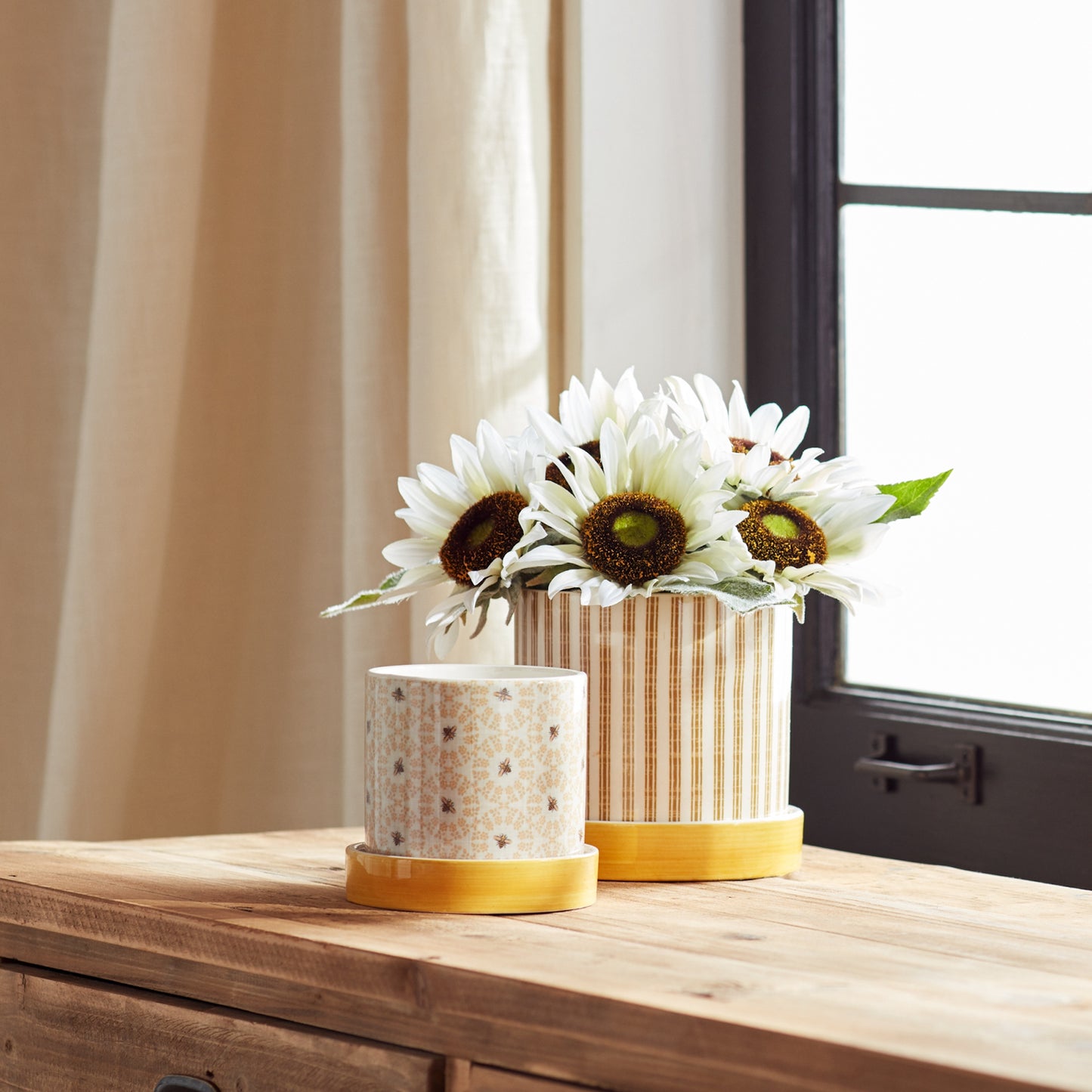 Stone Bumble Bee Striped Planter with Plate (Set of 2)